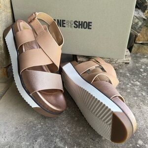 JANE AND THE SHOE Harper tan & rose gold Sandals w/buckle closure NWOB Sz-7.5. Q